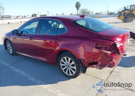 2020 Toyota Camry Le z USA, uszkodzony, nr VIN 4T1C11AK8LU354762